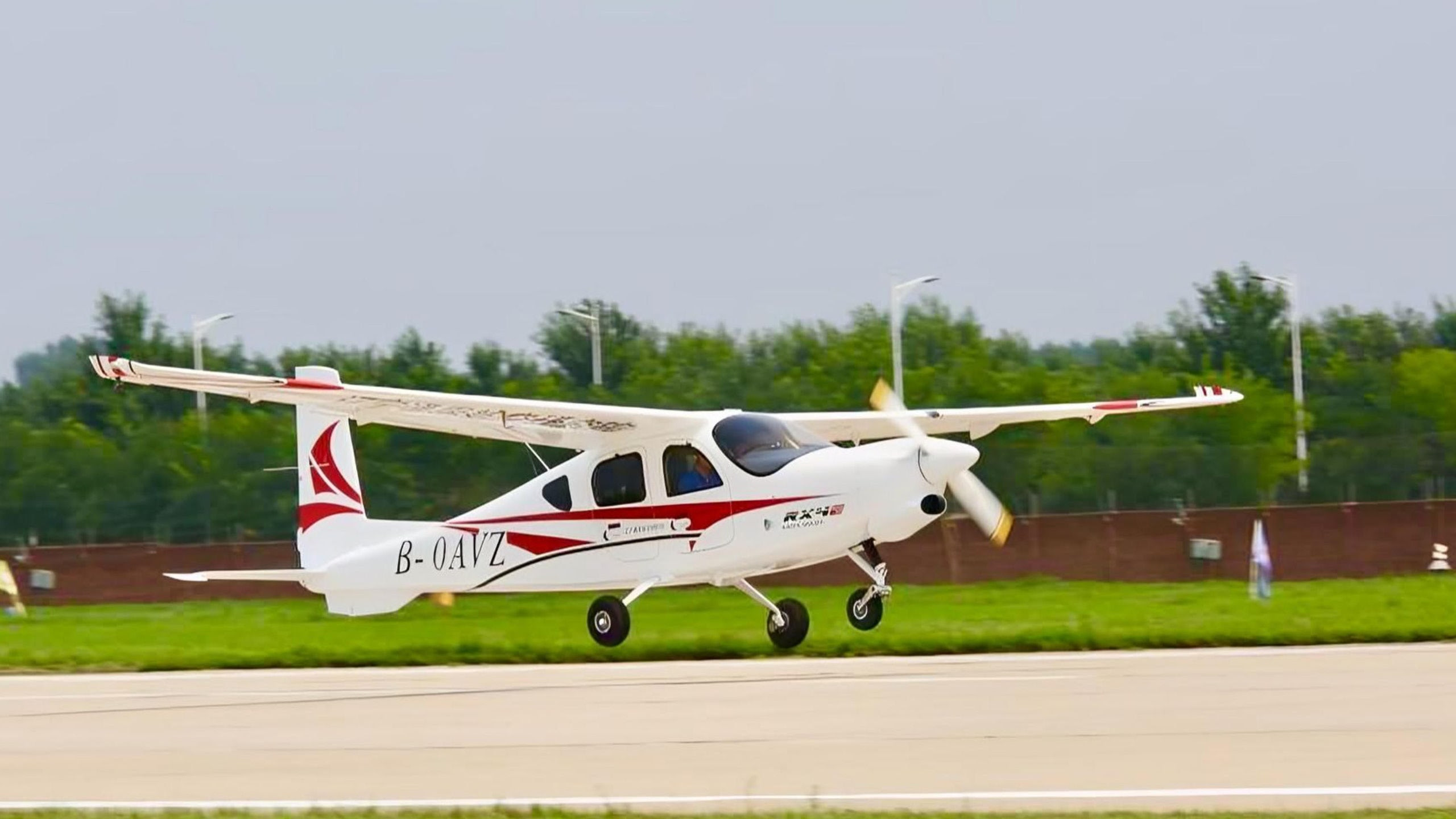 China presenta el primer avión eléctrico certificado del mundo