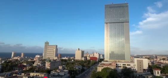 Cubanos cuestionan nuevo hotel, el más alto de La Habana