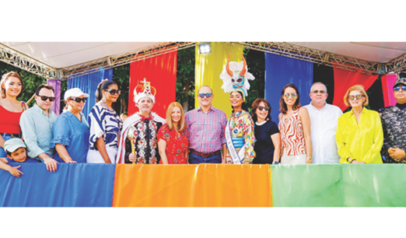 La Información Digital | Tendencias | Santiago vibra a ritmo de su carnaval, un desfile de cultura familia y diversión