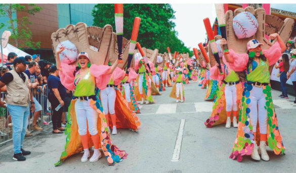 Arranca el carnaval dominicano lleno de gente, colores y toda su alegría