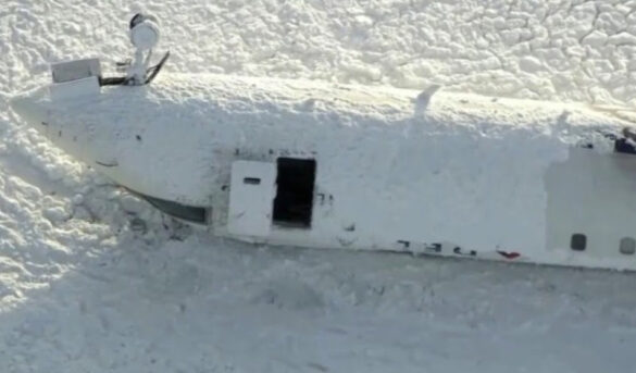 Alertan sobre el peligro de llevar niños en el regazo durante viaje aéreo