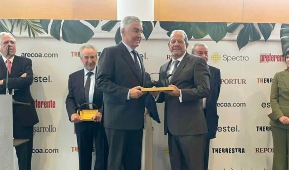 Reconocen a Ernesto Veloz por aportes al turismo