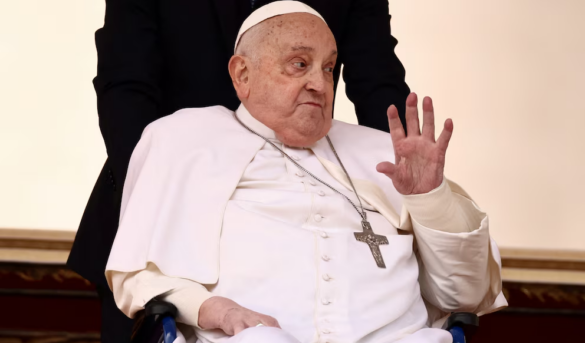 El papa Francisco apareció nuevamente de sorpresa en el Vaticano durante la misa del Domingo de Ramos