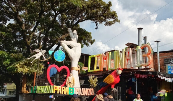 Medellín, Colombia: en la Comuna 13 hay una zona turística de intenso colorido