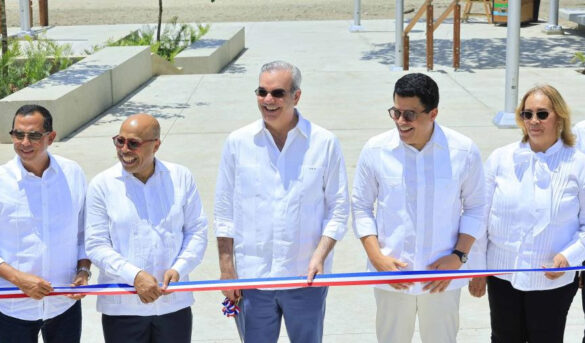 Luis Abinader y David Collado inauguran malecón en Haina con una inversión de 108 millones de pesos