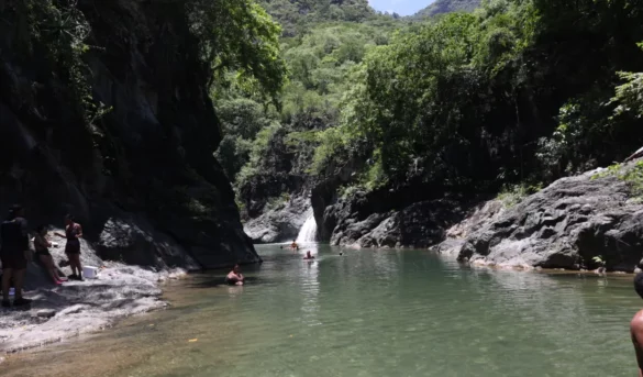 Donde el río Baní y el Maniel se abrazan: así es el salto Las Yayitas