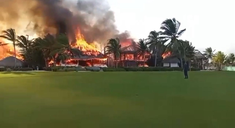 Incendio consume esta tarde villas del complejo turístico Cap Canav