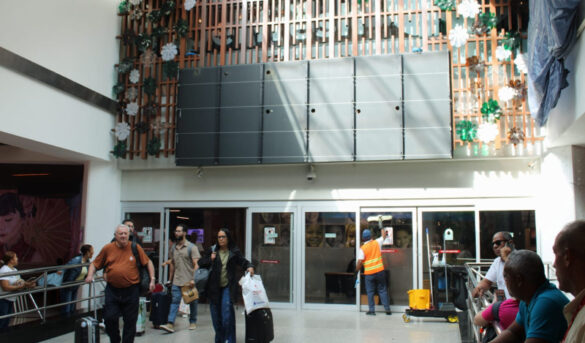 Avería en pantallas de información de vuelo causa malestar en visitantes del AILA