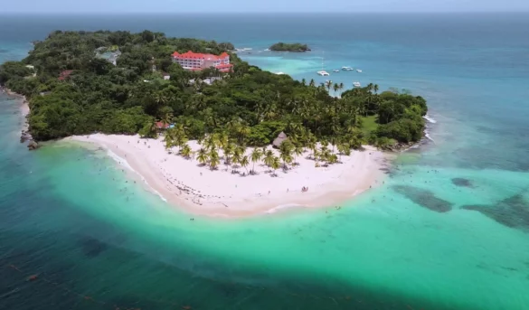 Un chapuzón con papá: aquí cinco paradisíacas playas públicas de República Dominicana