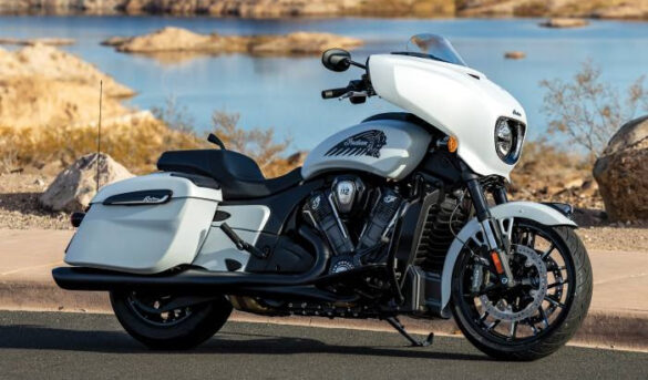 Una robusta motocicleta de turismo con un toque vintage