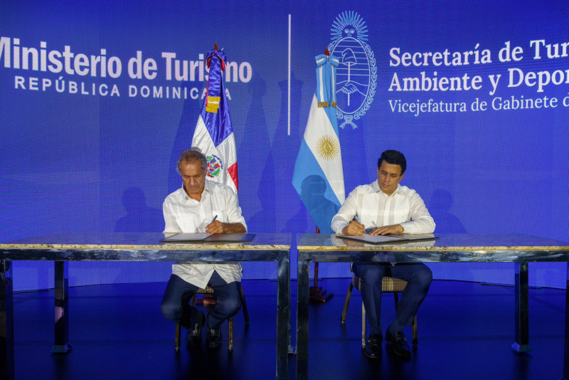 República Dominicana y Argentina firman acuerdo para fortalecer intercambio turístico