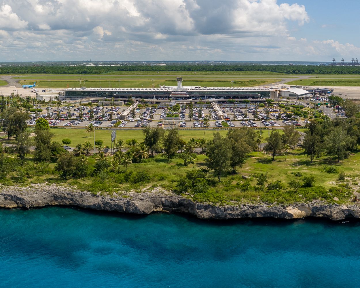 Abinader anuncia primer picazo para nueva terminal en el AILA