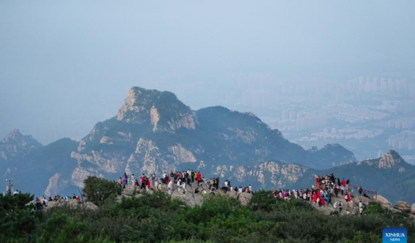 Turistas visitan el monte Tai en la provincia de Shandong