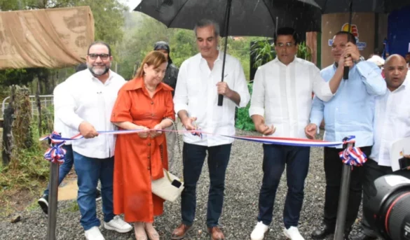 Inauguran carretera de acceso a salto de Aguas Blancas en Constanza 