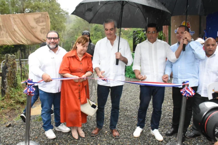 Inauguran carretera de acceso a salto de Aguas Blancas en Constanza 