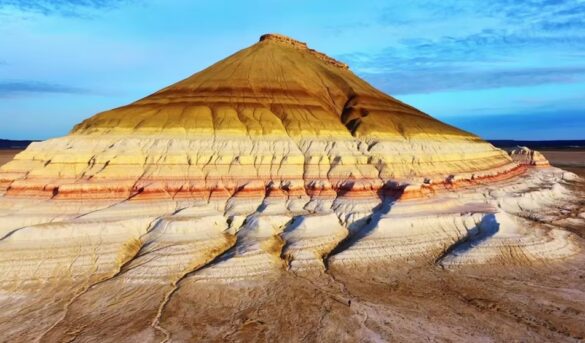 Bokty, la impactante montaña de colores que esconde secretos de un océano milenario