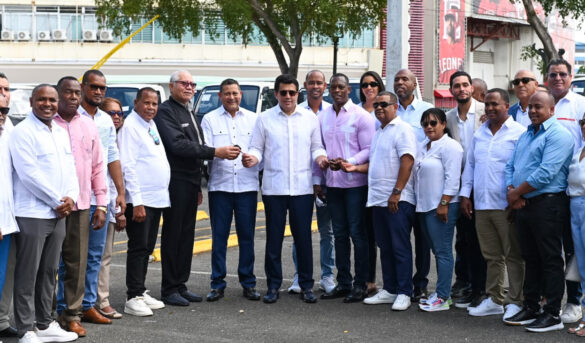 David Collado entrega camiones volteos a municipios y distritos municipales con vocación turística