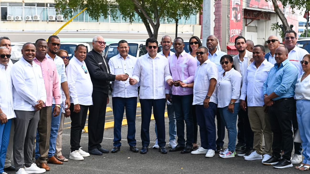 David Collado entrega camiones volteos a municipios y distritos municipales con vocación turística
