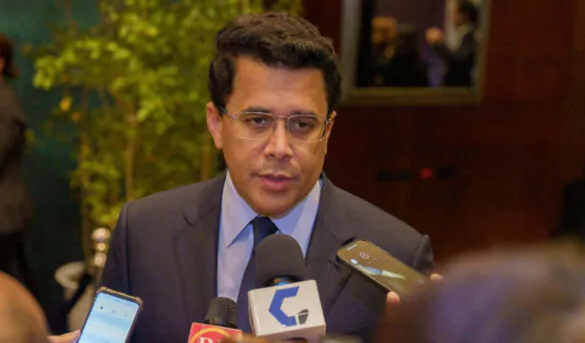 ¿Por qué  llama el Ministro  David Collado a defender los destinos turísticos?