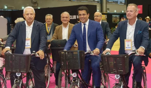 ¡Captado! David Collado llega en bicicleta a la feria Top Resa
