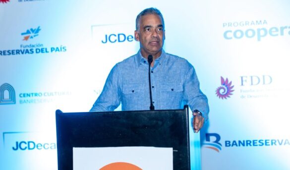 Ministro dominicano Energía resalta potencial larimar en RD