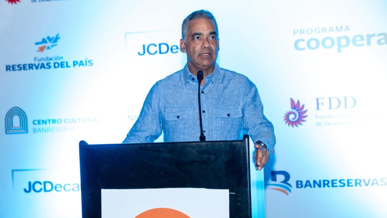 Ministro dominicano Energía resalta potencial larimar en RD