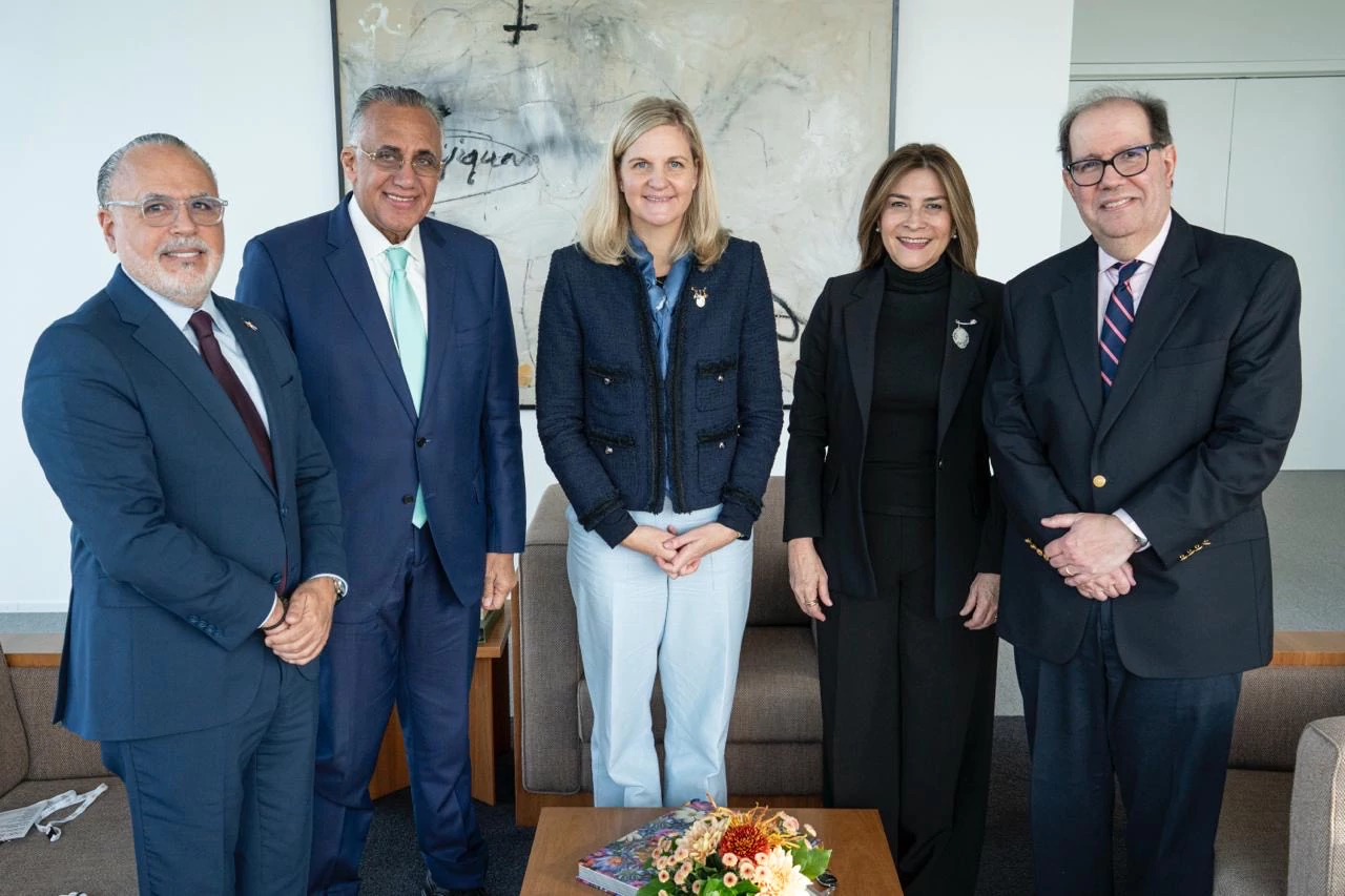 Luis Mejía Oviedo acompaña a comisión que invita a la presidenta del COI a los Juegos Centroamericanos y del Caribe Santo Domingo 2026