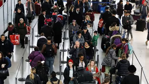 Tormenta amenaza los viajes de Thanksgiving 2025: los aeropuertos de EE.UU. que podrían presentar riesgo de retrasos