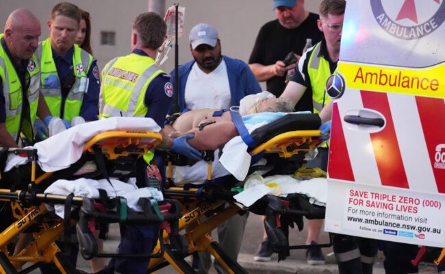 Al menos 11 muertos tras un tiroteo en Bondi Beach, una de las playas más concurridas de Australia, durante una celebración judía: la policía lo considera un 