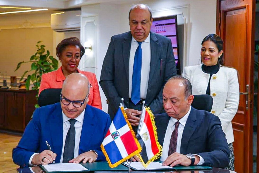 La RD y Egipto firman acuerdo académico sobre aviación 