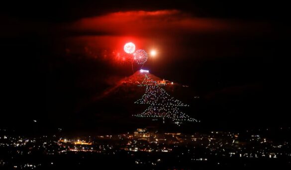 Así es Gubbio, el pueblo montañoso que todos los años asombra con el árbol de Navidad más grande del mundo