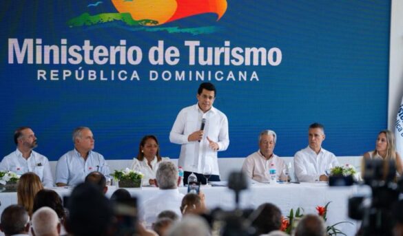 David Collado inaugura estacionamiento de Playa Bayahíbe y anuncia estación de bomberos, camión y funeraria municipal