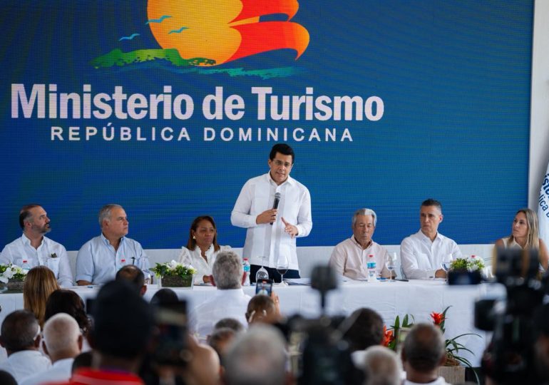 David Collado inaugura estacionamiento de Playa Bayahíbe y anuncia estación de bomberos, camión y funeraria municipal