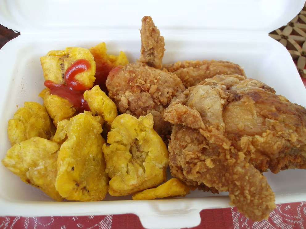 Pica Pollo frito con tostones