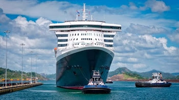 El Queen Mary 2 realiza su primer tránsito por el Canal de Panamá durante su viaje mundial 2026