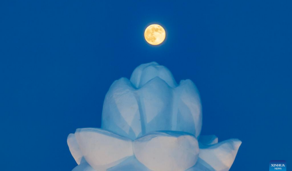 La primera superluna de 2026 se muestra en el cielo