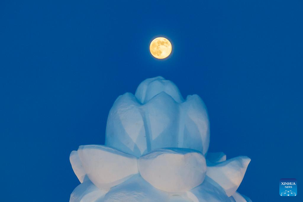 La primera superluna de 2026 se muestra en el cielo