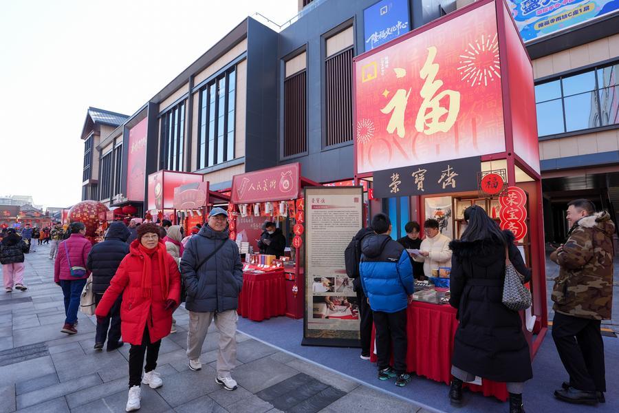 Turistas estadounidenses emprenden viajes a China para vivir la Fiesta de la Primavera