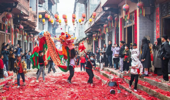 Enfoque de China: Viajeros internacionales acuden en masa a China para la Fiesta de la Primavera del Año del Caballo