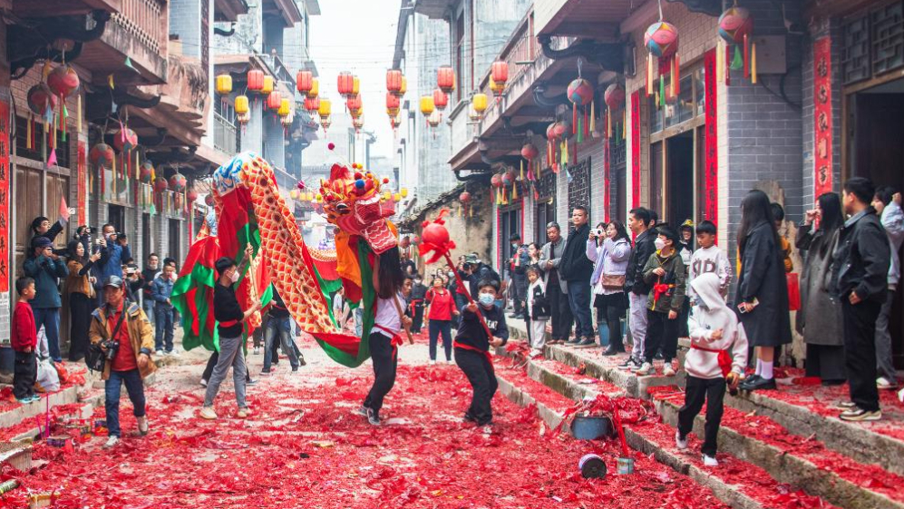 Enfoque de China: Viajeros internacionales acuden en masa a China para la Fiesta de la Primavera del Año del Caballo