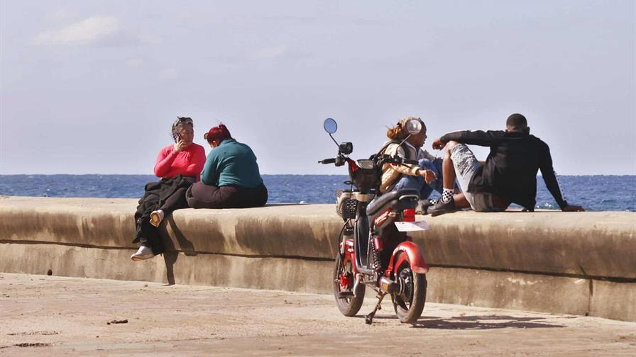 Cuba empieza a cerrar hoteles y reubicar turistas ante el desabastecimiento de combustible