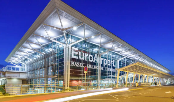 El único aeropuerto del mundo donde puedes entrar por un país y salir por otro