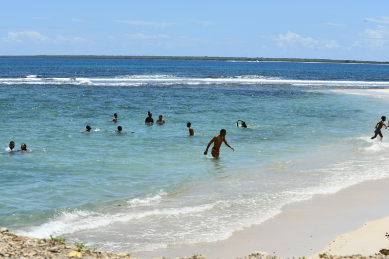 Pese a amenazas de lluvia, bañistas disfrutaron de playas en La Romana