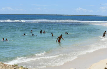 Pese a amenazas de lluvia, bañistas disfrutaron de playas en La Romana