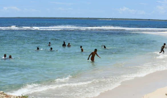 Pese a amenazas de lluvia, bañistas disfrutaron de playas en La Romana