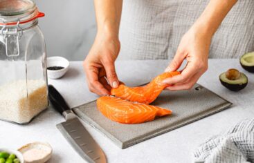 Hartos de salmón: por qué el pescado naranja está en todas partes y a todas horas