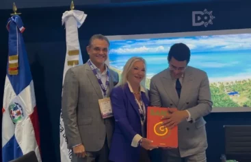 Ministro de Turismo dedica libro sobre Santo Domingo en la feria turística Anato