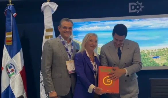 Ministro de Turismo dedica libro sobre Santo Domingo en la feria turística Anato