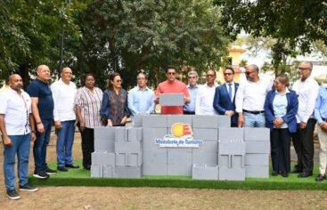 David Collado deja iniciados trabajos de revitalización del parque San Miguel y su enterno