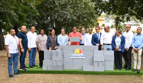 David Collado deja iniciados trabajos de revitalización del parque San Miguel y su enterno